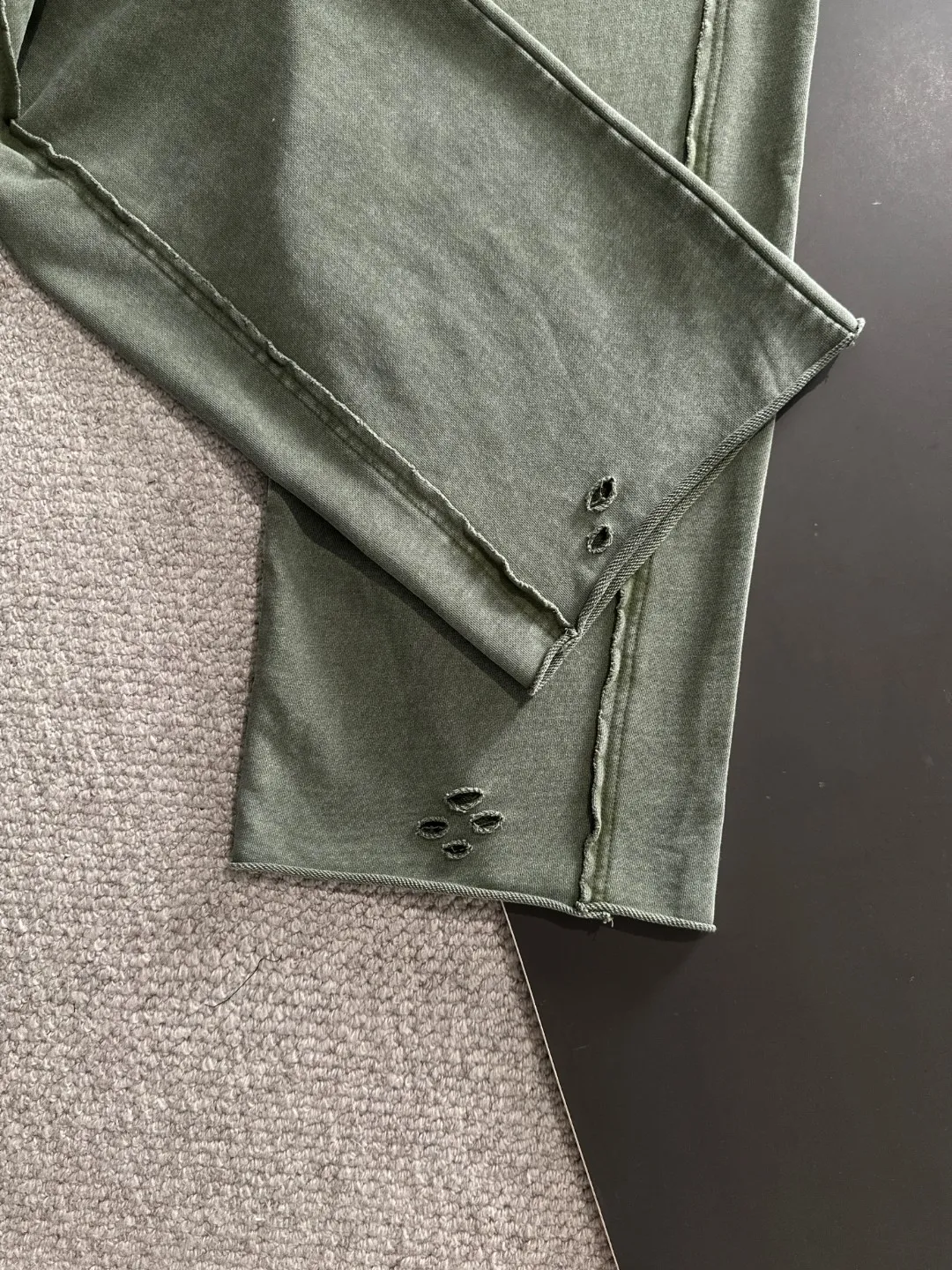 Next day shipment P360 Stone lsland/Stone Island Mouth Joint Exclusive launch of 25ss autumn and winter new high-quality trousers Compare real-life details at will The craftsmanship that ordinary small workshops cannot copy Top-level ZP development Unique imported fabric feel Purely imported German machine production Precision operation Ten thousand needle density A pair of trousers with rich details You can see the development strength A full set of new accessories can be customized simultaneously Simple yet elegant Soft, delicate and comfortable The upper body is versatile and fashionable A perfect choice for autumn and winter. A must-have item. Loose fit. Please refer to the size chart when placing an order: S to XL (or state your height and weight when placing an order)